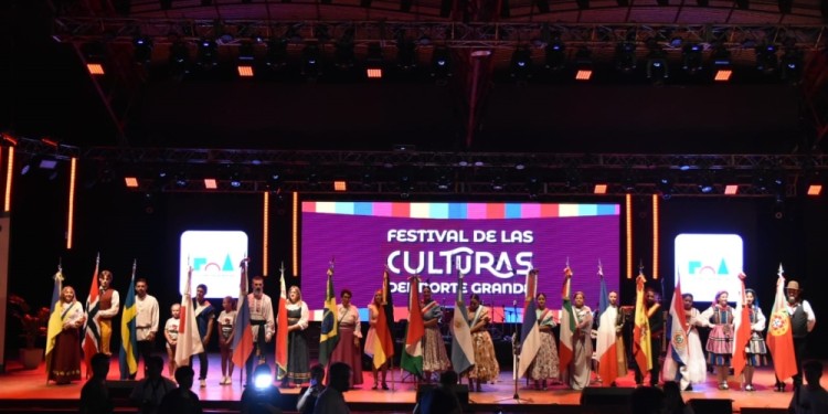 APERTURA. En el escenario Norgus Jacob se realizó el acto de apertura del Primer Festival de las Culturas del Norte Grande.