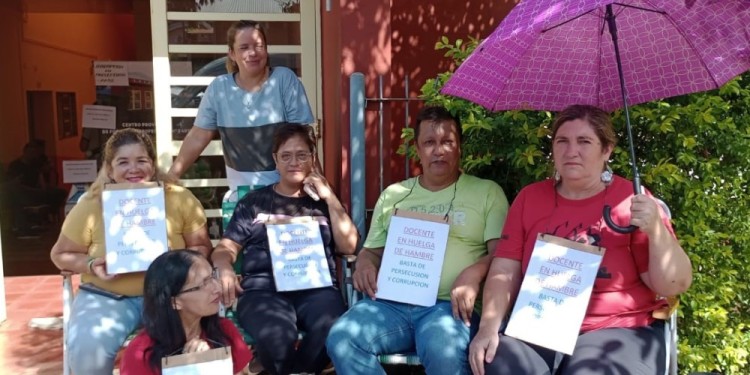 MEDIDA DE FUERZA. Cinco docentes del CPF 2 de Montecarlo se concentraron frente a la institución escolar.