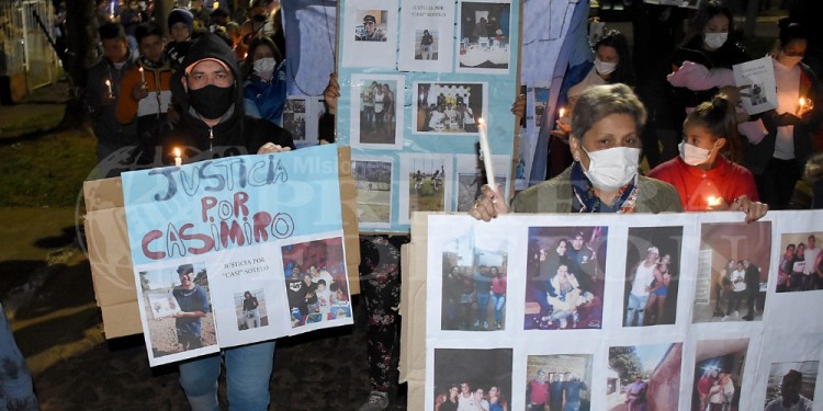 MARCHAS POR CASIMIRO. Vecinos en el barrio A3-2 reclamaron justicia por el entrenador de fútbol infantil. Foto Archivo/ M. Colman