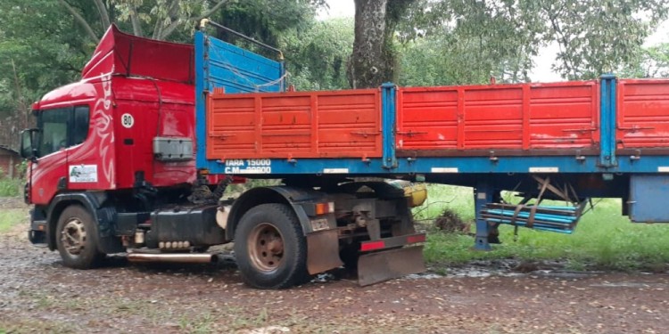 APARECIÓ VACÍO. El Scania fue hallado frente a un salón de eventos en Comandante Andresito.