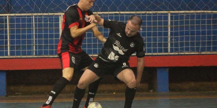 CON TODO. Así arrancó la semana, con victoria de Villa Cabello sobre Sarandela