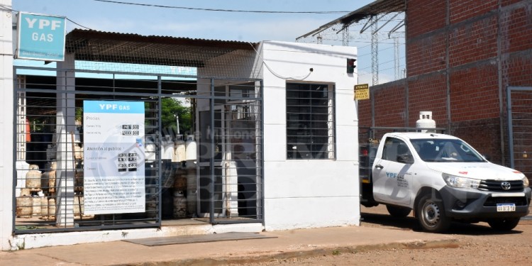 NUEVOS VALORES. Las empresas distribuidoras actualizaron ayer los carteles con los precios para el consumidor.