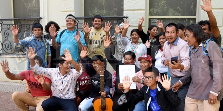 CELEBRACIÓN. Integrantes de las comunidades celebraron ayer la titularización de su territorio.