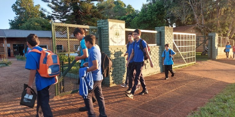 EN ADAPTACIÓN. Los chicos que inician la secundaria tuvieron una importante concurrencia en el primer día. Directivos y docentes aprovecharon para dialogar con ellos y sus familiares sobre los cambios en este ciclo lectivo 2023.