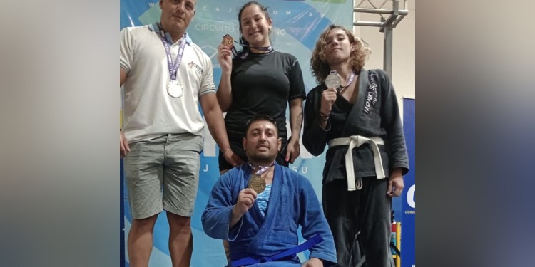 MEDALLAS. Pedro Bareyro y sus alumnos, con las preseas alcanzadas.