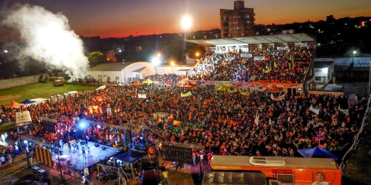 OLA NARANJA. Bajo la consigna del “10M”, el banderazo naranja abrió el lanzamiento de Meza en el Atlético Posadas.