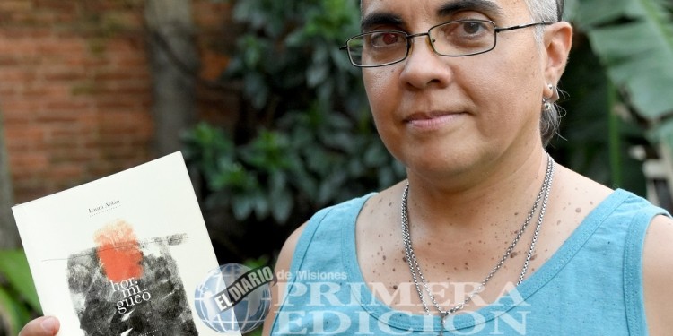 LIBRO DE POESÍAS. La autora Laura Abián presentó su primer libro de poesías que contó con un apoyo colectivo.