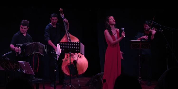 VOZ Y RITMO DE TANGO. La cantante Loreley Benítez actuará junto al Quinteto Tangazo en el Parque de las Naciones.