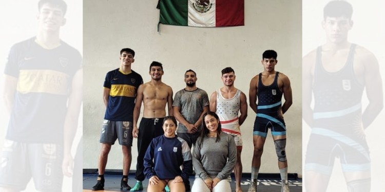 EXPERIENCIA. Mauricio Lovera y Cristian Delgadillo (parados a la derecha), se entrenan para la gran cita que tendrán en el país trasandino.