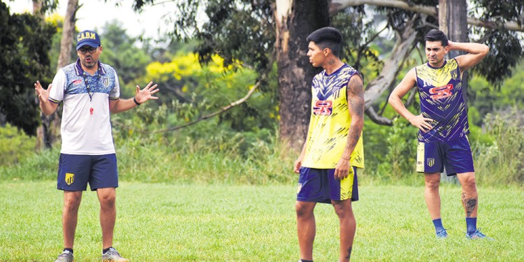 INDICACIONES. Bernal charla con sus dirigidos en un parate de la práctica que llevan a cabo en el club Centro de Cazadores.