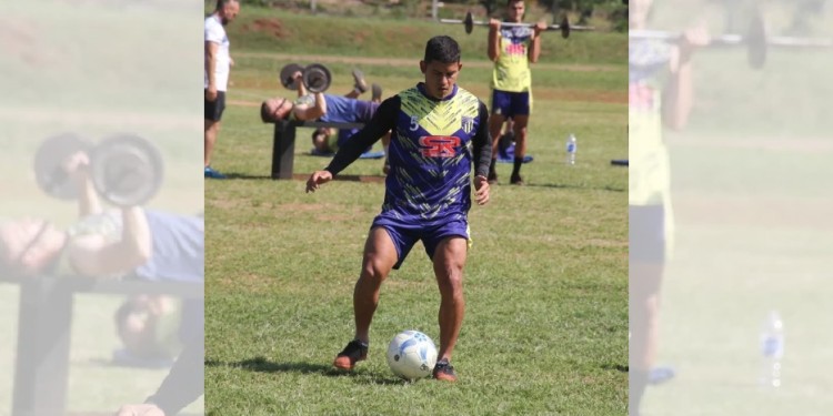 APUNTA A LO MÁS ALTO. “Beto” Comes, el capitán y emblema de Mitre./ Gentileza Prensa B. Mitre