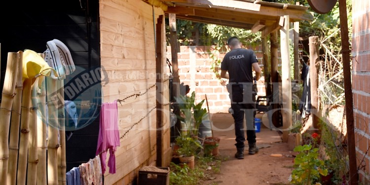 CON CUSTODIA POLICIAL. Ayer por la tarde un efectivo de la Unidad Regional X preservaba el escenario del hecho.
