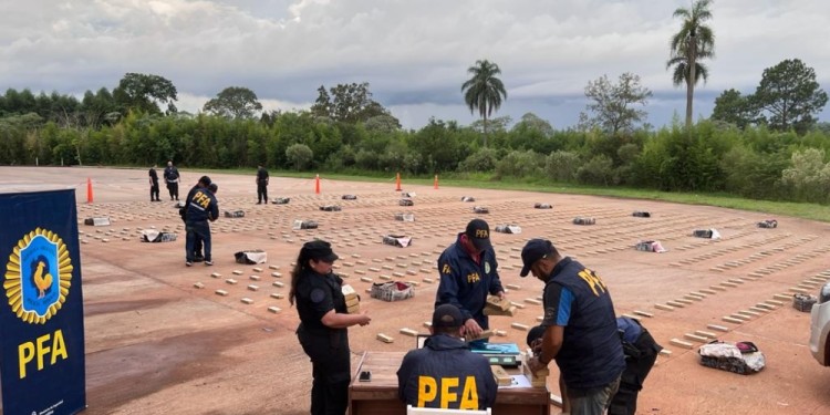 Efectivos de la Policía Federal, con asiento en Eldorado, secuestraron un cargamento de marihuana que había sido abandonado en la zona ribereña del Paraná.