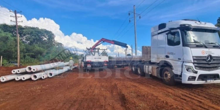 LLEGARON. Los 22 postes de hormigón comenzaron a instalarse.