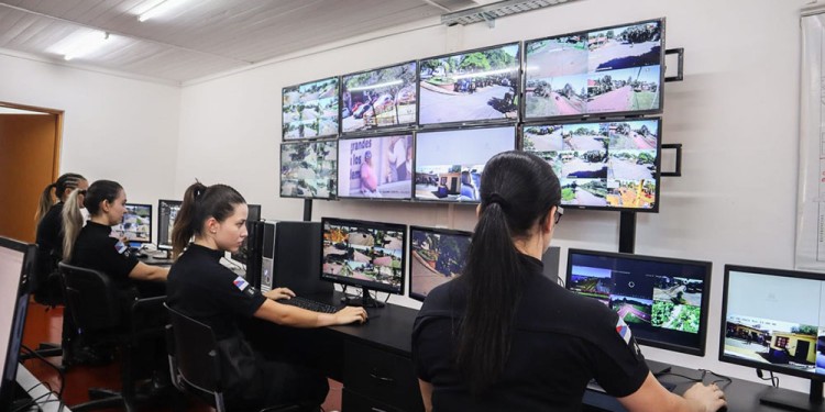 EN FUNCIONES. Agentes de la Unidad Regional II en plena tarea de vigilar la ciudad con el sistema interconectado.