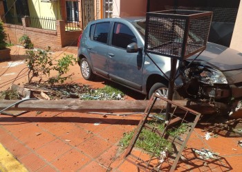Perdió el control de su auto, subió a la vereda y se incrustó contra un poste de luz