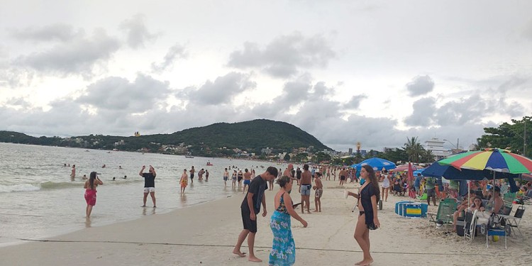 CONCURRIDO. La playa de Bombas continúa con muchos visitantes.