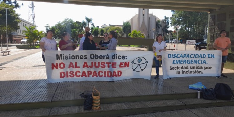 MOVILIZACIÓN. Psicopedagogas, fonoaudiólogas y transportistas de Oberá aludieron a la precarización laboral y al maltrato institucional.