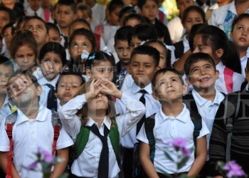 Unos 400 mil alumnos desde jardín a secundaria comienzan las clases
