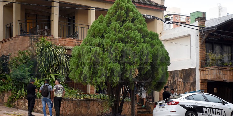 PRIMEROS PASOS. Investigadores de la Policía provincial frente a la casa en el cruce de las calles General Paz y Sarmiento.