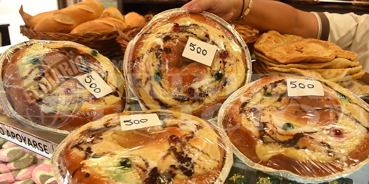 TRADICIÓN RELIGIOSA. Panaderías posadeñas ya arrancaron con las ventas de las roscas de Pascua.