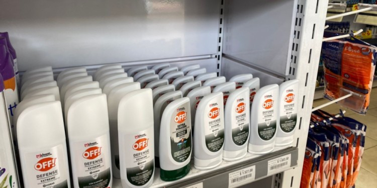 GÓNDOLAS. La mayoría de las farmacias relevadas cuentan sólo con una marca de repelentes.