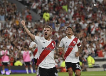 River goleó a Godoy Cruz y quedó a un punto de la cima