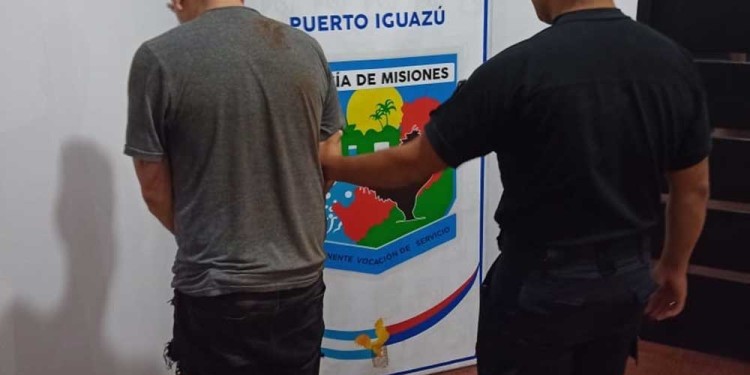 REDUCIDO POR EMPLEADOS. El hombre que intentó robar el vino.