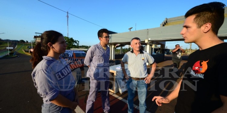 HAY EQUIPO. Rudi Bundziak junto al profesor Yelinek y los alumnos de la EPET N° 1 que integran su escudería.