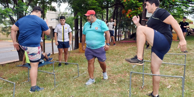 DE CERCA. El entrenador de CAPRI, Gustavo “Oso” Esteche, supervisando el trabajo de los forwards en la práctica