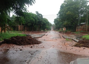 Vecinos del barrio San Onofre II inundados por el desborde del arroyo San José