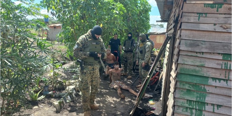 PROCEDIMIENTO. Padre e hijo fueron detenidos durante el allanamiento.