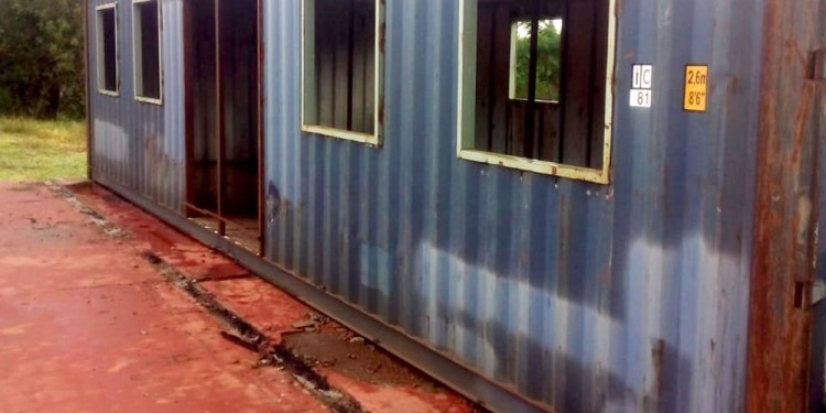 OLVIDADOS. Los “containers” están sobre la batea y esperan desde julio pasado ser colocados en condiciones para habilitarse.