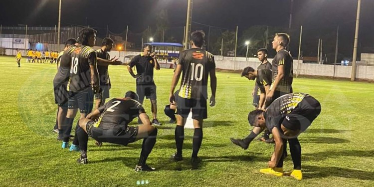 AJUSTES. Garrido charla con sus dirigidos en una sesión de entrenamiento. (Foto gentileza A.Smialkowski).