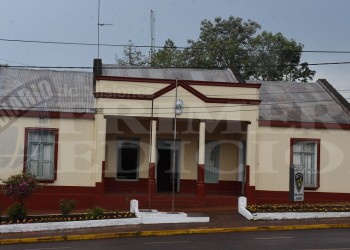 Motochorros asaltaron a una kiosquera en Montecarlo
