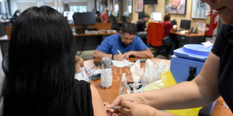 EN MARCHA. El equipo de inmunización del IPS en plena acción con la aplicación de la antigripal.