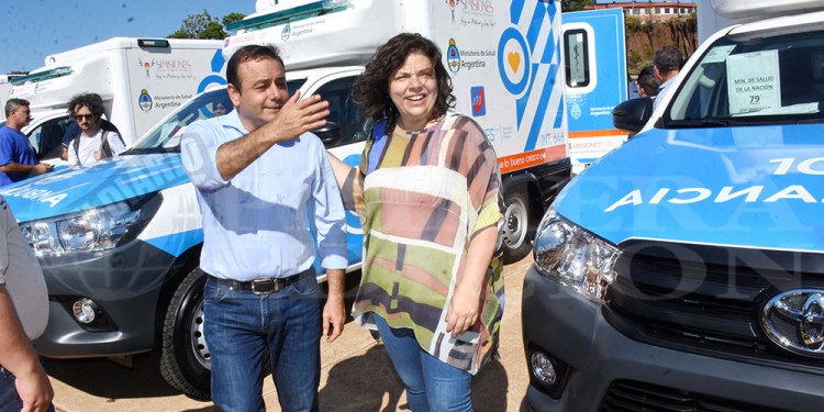 ENTREGA. El Gobernador destacó que las camionetas forman parte de una “inversión inteligente”, teniendo en cuenta que, en Misiones, el 60% del territorio corresponde a áreas rurales.