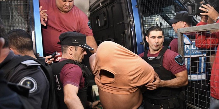 TRASLADO. El obereño de 46 años fue llevado al Juzgado ubicado sobre avenida Lavalle a una cuadra de la 9 de Julio para que declare en indagatoria. (Foto: Télam)