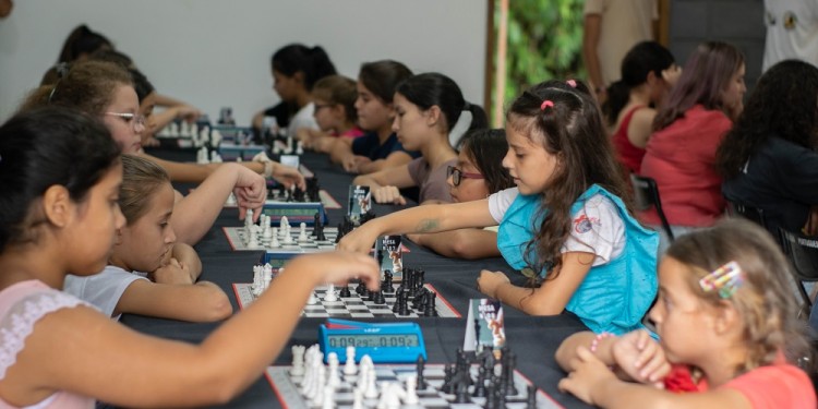 EN PLENA PARTIDA. Competidoras de distintas partes de la provincia se dieron cita en el Parque de las Naciones.