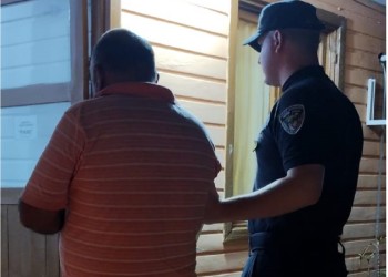 Se atrincheró y amenazó con machetear a los hijos de su ex