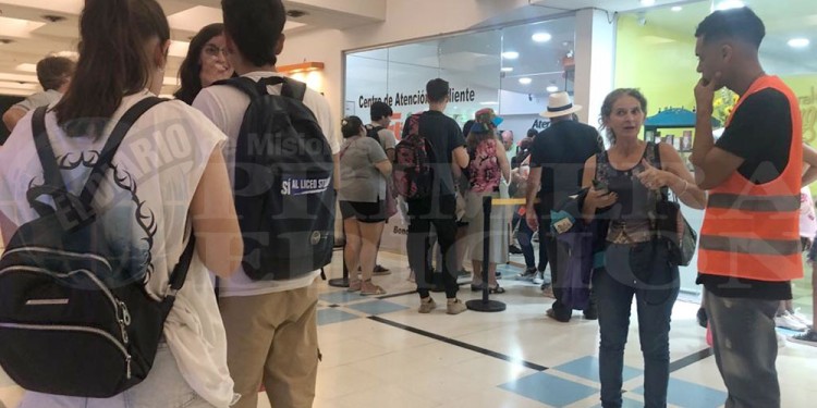 ESPERA EN VANO. Muchos usuarios hicieron largas filas para presentar la documentación pero la atención era solo con turnos otorgados con anterioridad.