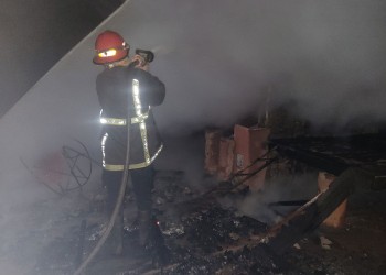 Las llamas consumieron una cabaña de un complejo en Santa Ana