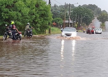 La avenida Cabo de Hornos terminó bajo agua, tras la corta y fugaz tormenta