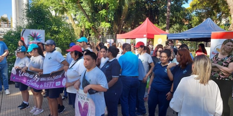CAMINATA. Pacientes, familias y especialistas asistieron a la caminata por el Día Internacional de las EPOF.
