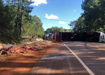 Camión volcó entre Campo Viera y Campo Grande y dejó cortada la ruta 14