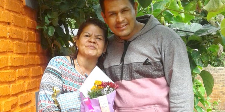 RECUERDO. Carmen Morel junto a uno de sus hijos, Daniel Jorge Aquino.