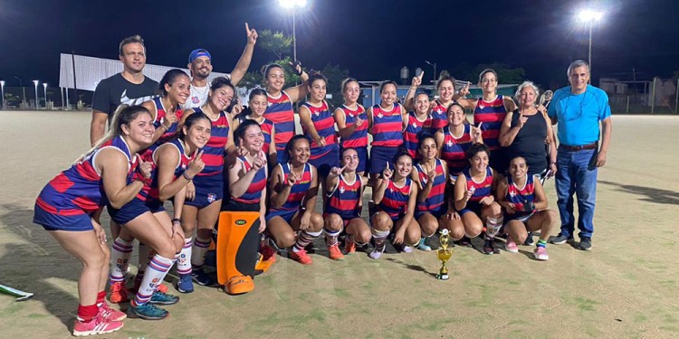 LAS GANADORAS. Centro, tras vencer en la final de la Copa de Honor a Tacurú.