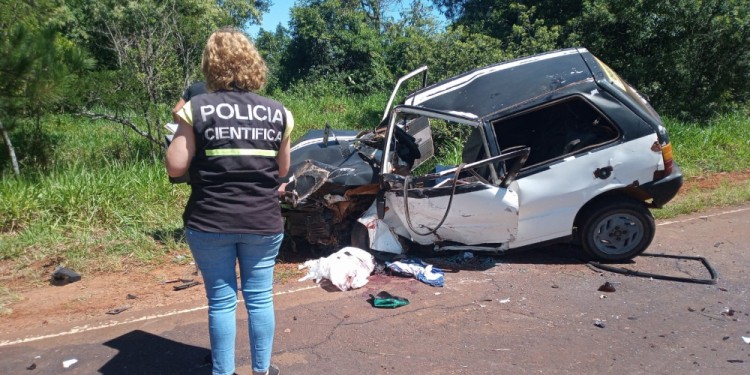 DESTROZADO. Así quedó el vehículo tras despistar y chocar contra un pino.