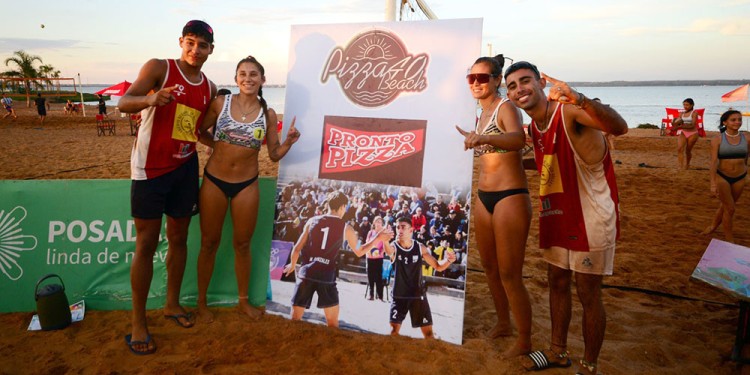 LOS CAMPEONES. (De izq. a der.) Marcos González, Cami Miranda, Ceci Melgarejo y Facu Doval, los ganadores. (Fotos Gentileza Secretaría de Vóley de Playa FVM).