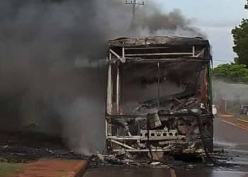 Colectivo urbano quedó completamente destrozado por el fuego